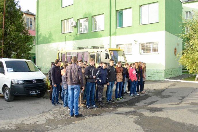 Напередодні Дня захисника України мукачівські прикордонники зустрілись із молоддю – 01