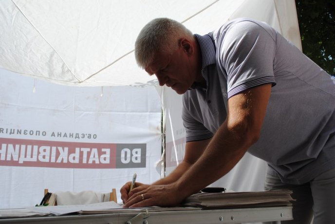 На другу річницю ув’язнення Тимошенко мукачівські опозиціонери збирали підписи до Європейського суду (ФОТО) – 09