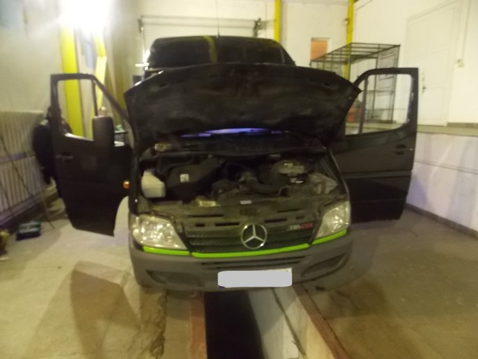 На КПП "Тиса" прикордонники виявили цигарки у громадянина Румунії – 01