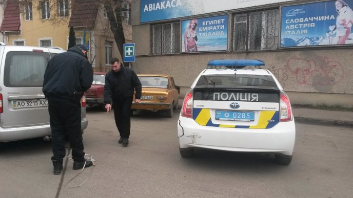 В Ужгороді поліцейський патруль склав протокол на своїх колег, які скоїли ДТП – 04
