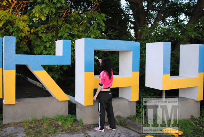 Вказівник Мукачево отримав "обличчя" кольорів державного прапору (ФОТОРЕПОРТАЖ) – 23