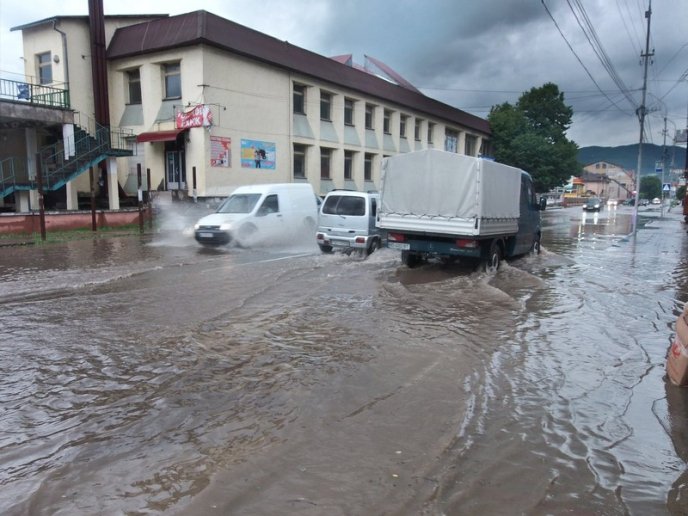 Наслідки зливи у Хусті шокували закарпатців – 03