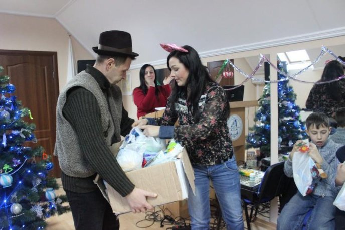 Діти переселенців зі Сходу отримали подарунки до Різдва – 10