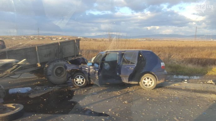 На трасі "Київ-Чоп" біля Ракошина "Фольксваген" протаранив трактор – 07