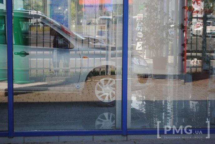 Під час перестрілки у Мукачеві кулі влучили у автосалон "Skoda", АЗС та автомобілі, які проїжджали трасою – 01