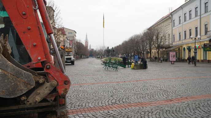 У центрі Мукачева почали встановлювати новорічну ялинку – 04