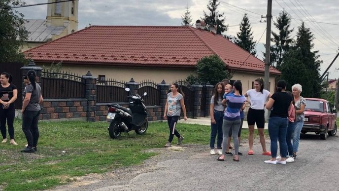 На Ужгородщині люди перекрили дорогу – 02