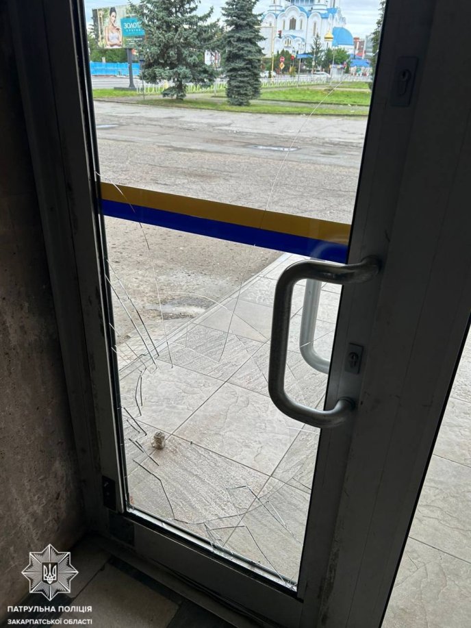 Поліція затримала жінку, яка влаштувала дебош в Ужгороді – 01 Розбите скло на дверях