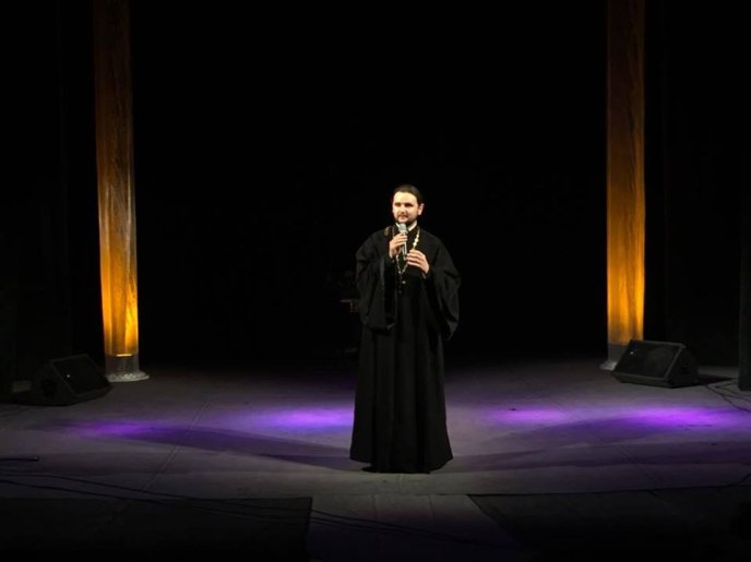У Мукачеві відбувся концерт за участі зірки "Голосу країни" отця Олександра Клименка – 01