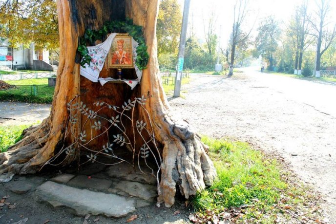 На Закарпатті облаштували унікальну капличку, якій понад 300 років – 02
