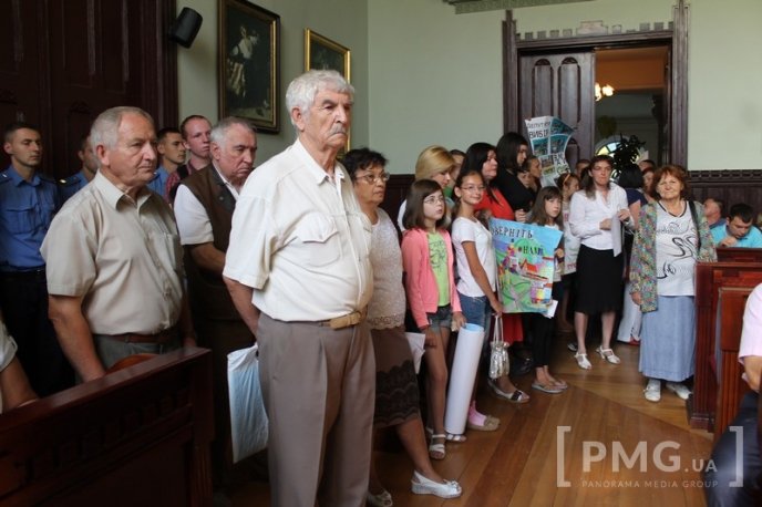 Русини прийшли з протестом під будівлю Мукачівської ратуші – 01
