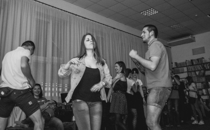 У Закарпатськй обласній бібліотеці ужгородці танцювали під "Круглий звук" – 08