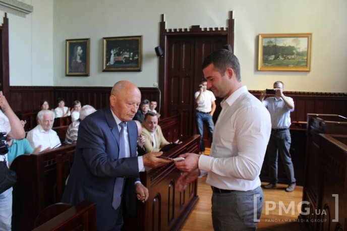 Почесним городянам вручили перші картки мукачівця   – 05 Почесним городянам вручили перші картки мукачівця   – 05