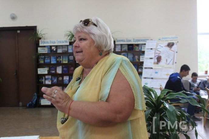 У Мукачеві відбувся флешмоб "Молодь читає" – 01