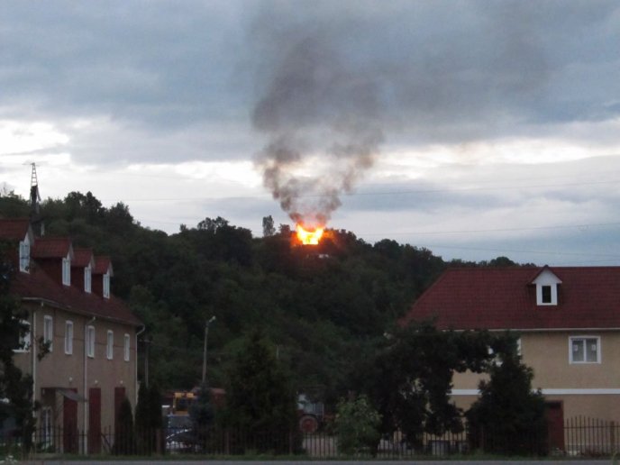 Масштабна пожежа в Ужгороді: згорів будинок, побудований над мікрорайоном Шахта – 03