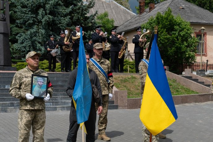 У захисника залишилися мама і кохана дівчина: в Ужгороді поховали молодого Героя – 10