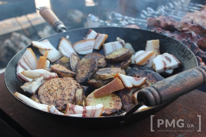 Сьогодні у Мукачеві стартував фестиваль "Червене вино" – 06