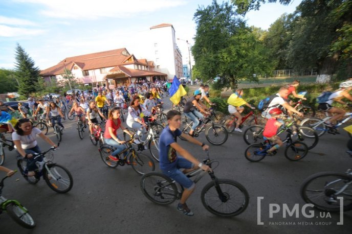 Велозаїзд у День Незалежності України та "кольоровий" флешмоб у Мукачеві: як це було – 14