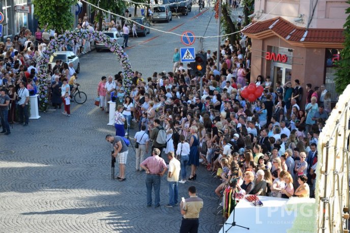 У Мукачеві стартував парад випускників – 01