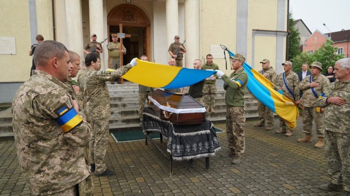 У Мукачеві попрощалися із полеглим Героєм  – 14
