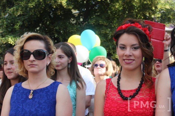 На центральній площі Мукачева проходить "Свято випускників – 2016"  – 05