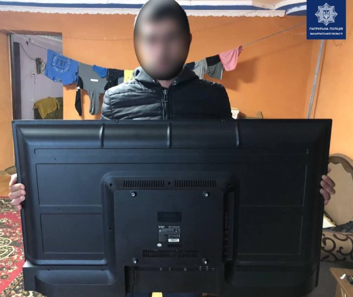 Закарпатець навідався до колишньої дружини. Їй довелося викликати поліцію – 02