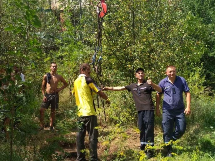 Будні рятувальників: як на Берегівщині корову з каналізаційного люку рятували – 03