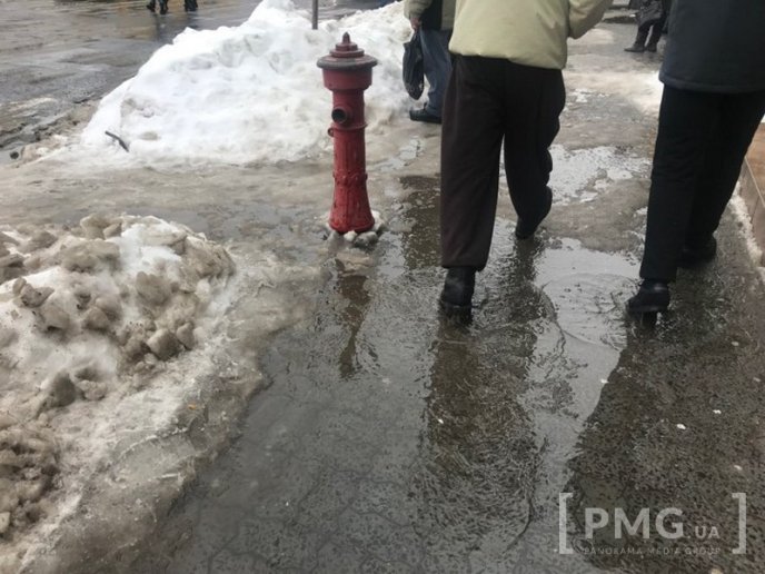 Відлига у Мукачеві: вулиці міста перетворилися на суцільні калюжі – 03