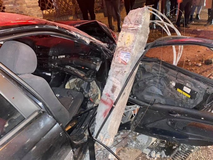 Водій на шаленій швидкості врізався у бетонний стовп: фото з місця події – 02