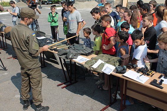 До бійців Ужгородського батальйону Нацгвардії завітали півсотні дітей-сиріт – 09