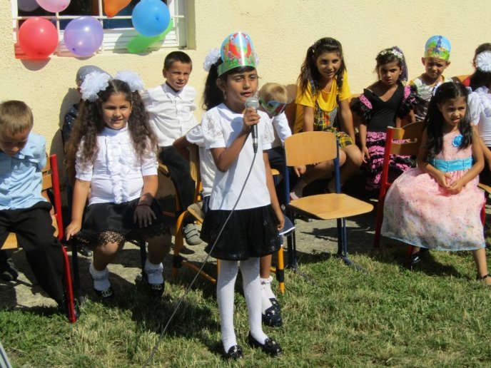 Майже 30 маленьких ромів святкували випускний в Ужгороді – 07