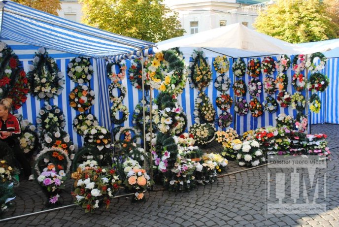 В центрі Мукачева відкрилась ярмарка вінків (ФОТО) – 03 В центрі Мукачева відкрилась ярмарка вінків (ФОТО) – 03