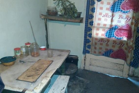 Четверо хлопців увірвалися в будинок, напали на чоловіка і пограбували його – 01