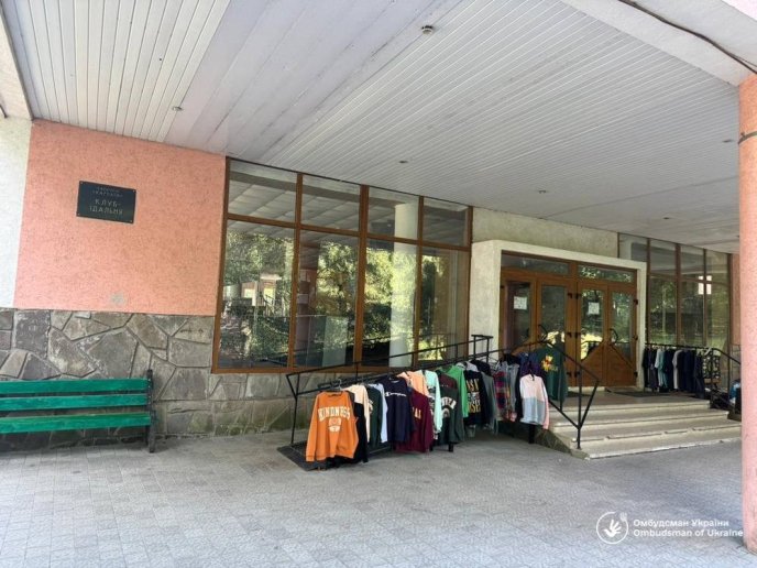 Діти відпочивали в жахливих умовах: у дитячому оздоровчому таборі виявили цілий ряд порушень – 03 Стихійна торгівля перед приміщенням їдальні