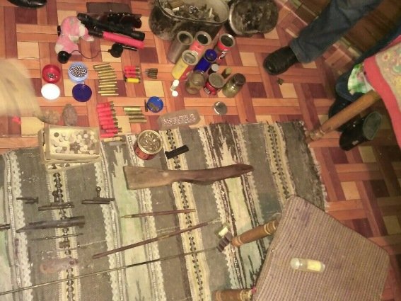 Стрілянина на Рахівщині: поліцейські знайшли у п’яного чоловіка рушниці, ножі, гранати, патрони та оптичні приціли – 04 Стрілянина на Рахівщині: поліцейські знайшли у п’яного чоловіка рушниці, ножі, гранати, патрони та оптичні приціли – 04