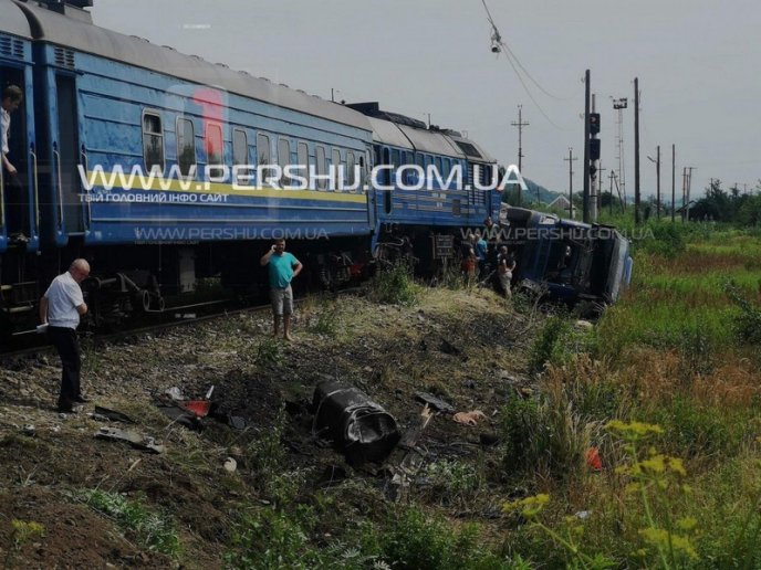 Пасажирський потяг зіткнувся з вантажівкою: опубліковано фото з місця ДТП – 03