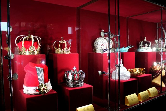 В Ужгороді презентували унікальну колекцію головних символів влади різних держав і епох – корони світу – 06