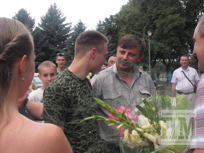 В Ужгороді зустрічали закарпатських військових, яких визволили з полону терористів (ФОТО, ВІДЕО) – 07
