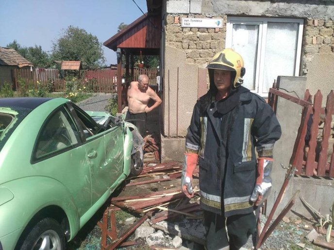 На Берегівщині "Volkswagen" зіткнувся з бетонною опорою: постраждала жінка – 03