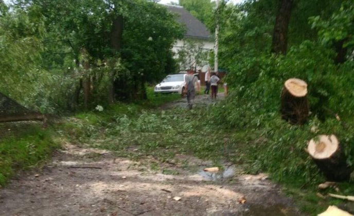 Рятувальники ліквідовували наслідки вчорашньої негоди – 01