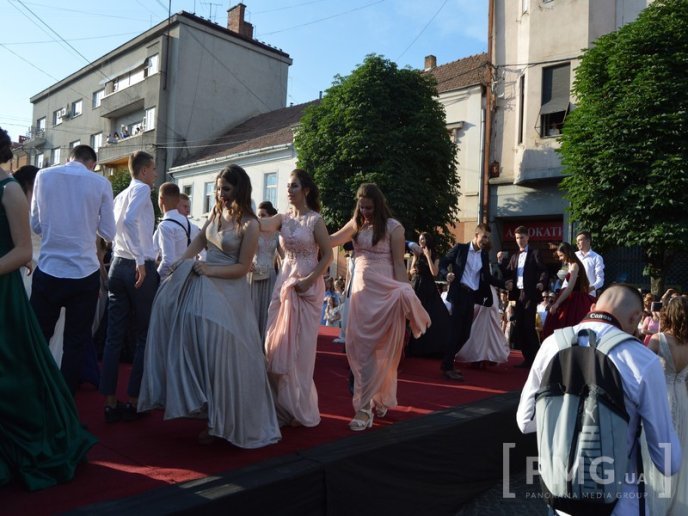 Парад випускників у Мукачеві: емоційні фото із заходу – 09