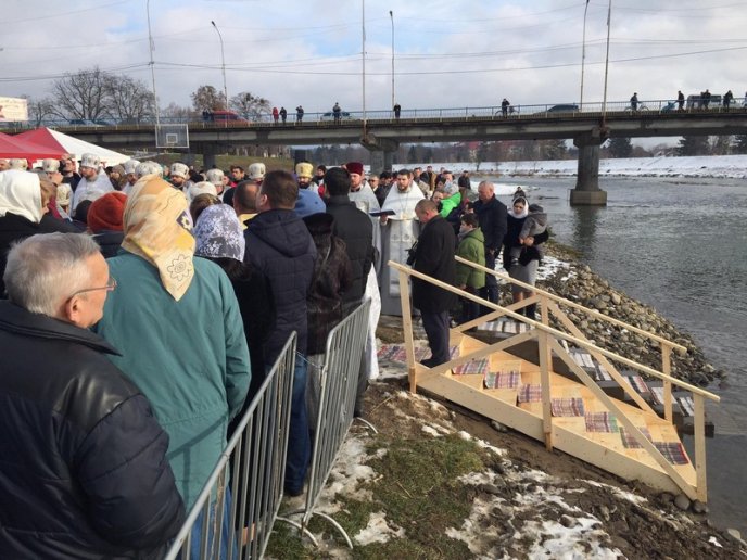 Як у Мукачеві воду освячували та занурювалися в Латорицю – 14