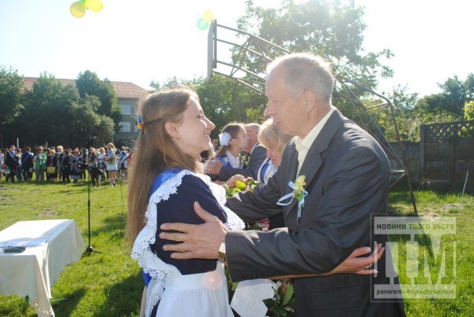 Останній дзвінок відлунав для випускників Мукачівської ЗОШ №6 (ФОТО) – 22