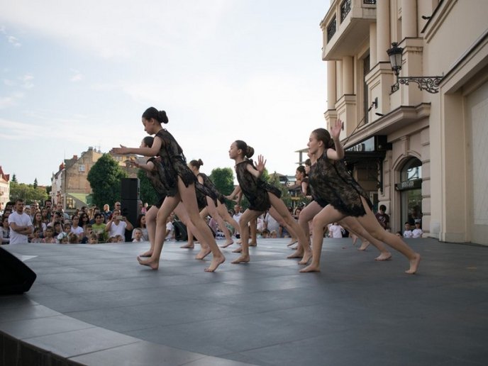 Як у центрі Ужгорода сьогодні танцювали – 04 Як у центрі Ужгорода сьогодні танцювали – 04