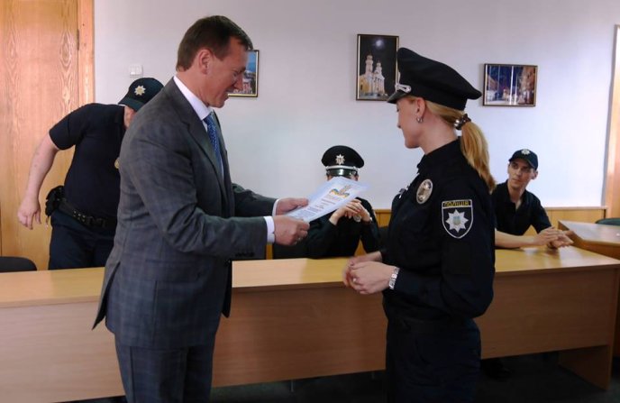 Богдан Андріїв нагородив п’ятьох патрульних поліцейських Ужгорода – 03