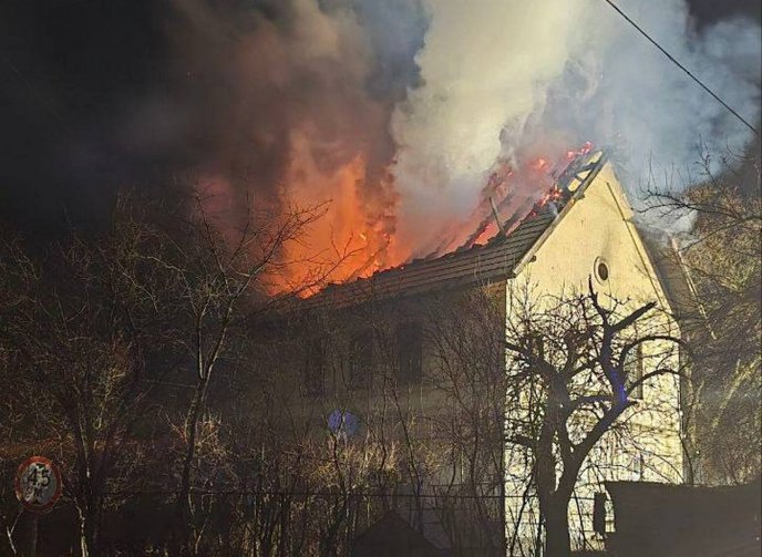 Неподалік Мукачева палає двоповерхівка: що наразі відомо – 02 Неподалік Мукачева палає двоповерхівка: що наразі відомо – 02