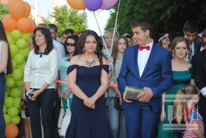 У центрі Мукачева відбувся урочистий парад випускників (ФОТО) – 34