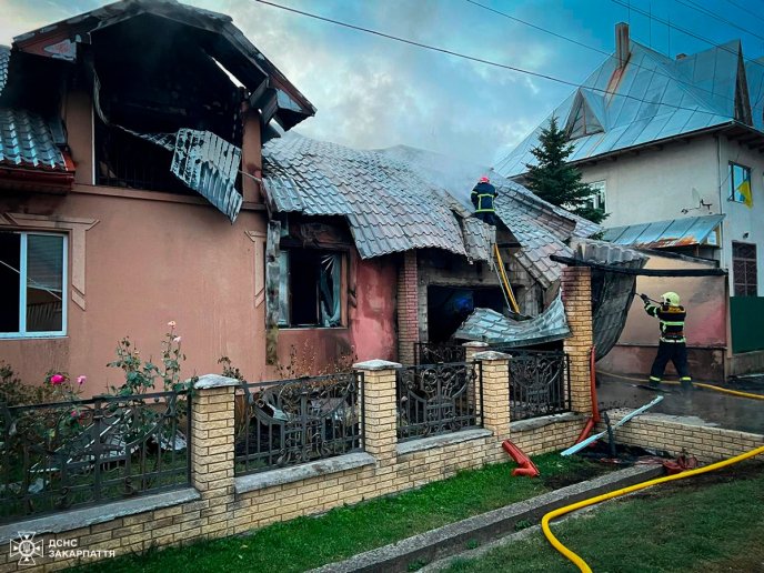 Вогнеборці Іршави та Мукачева гасили пожежу, яка спалахнула у селі – 02 У Загатті горів будинок