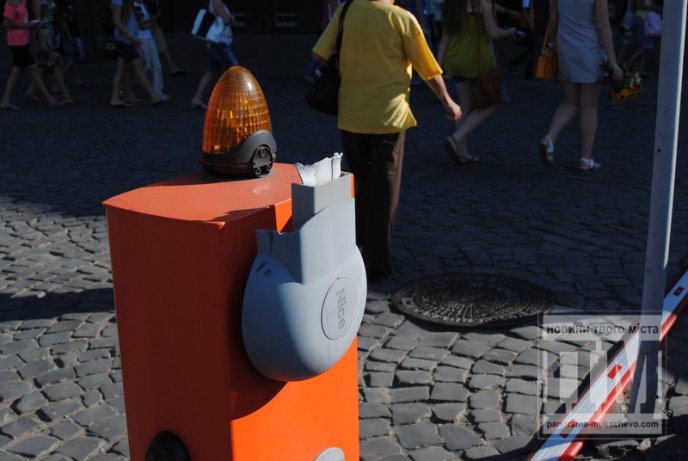 Цієї ночі у Мукачеві невідомі відламали шлагбаум, що знаходиться при в’їзді в центральну частину міста (ФОТО) – 04