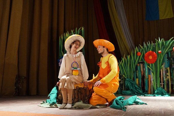 Тячівським школярам презентували виставу-казку «Жила-була Сироїжка» – 05